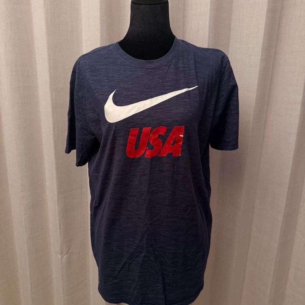 Nike Men's Navy and Blue T-shirt